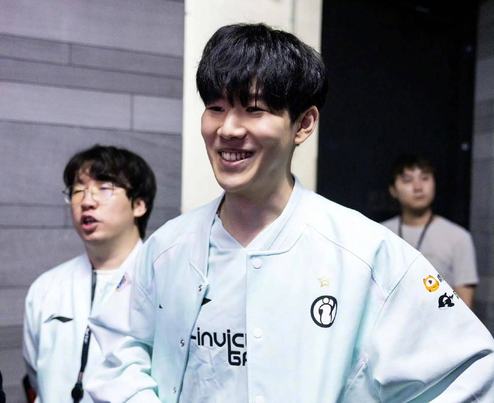 通过前场板 通过前场板